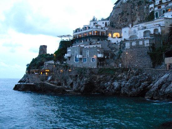 イタリア・アマルフィ海岸を見下ろす絶壁のレストラン「Il Pirata」が美しすぎると話題に！