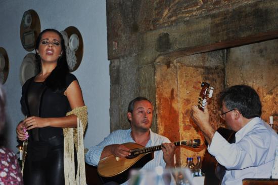 ポルトガル・リスボンへ行くなら！伝統歌謡ファドを聞きながらお食事をしたいお店をご紹介！
