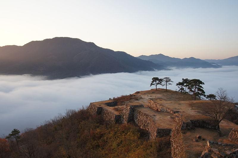 絶景！雲海に浮かぶ天空の城「竹田城跡」のはずせないチェックポイントとベストシーズン		