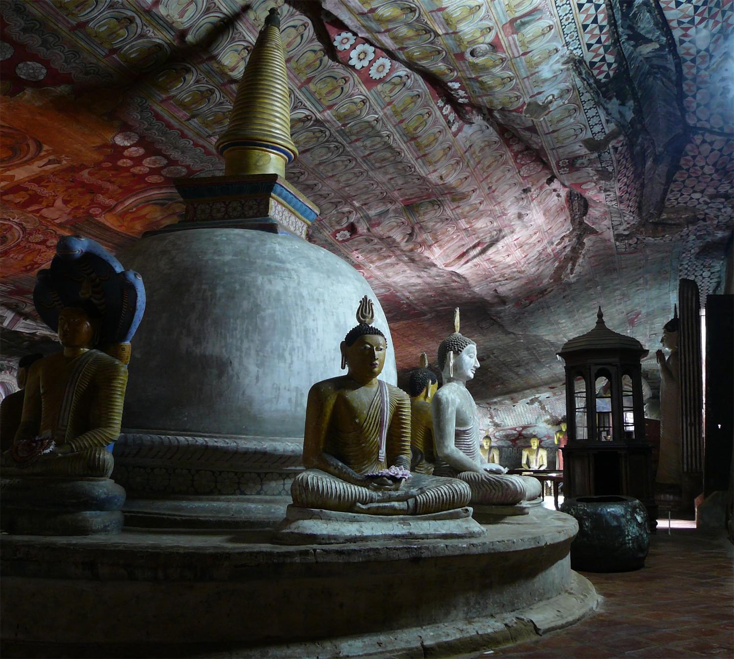 スリランカ観光の名所！美しき仏像と壁画・世界遺産ダンブッラ石窟寺院！