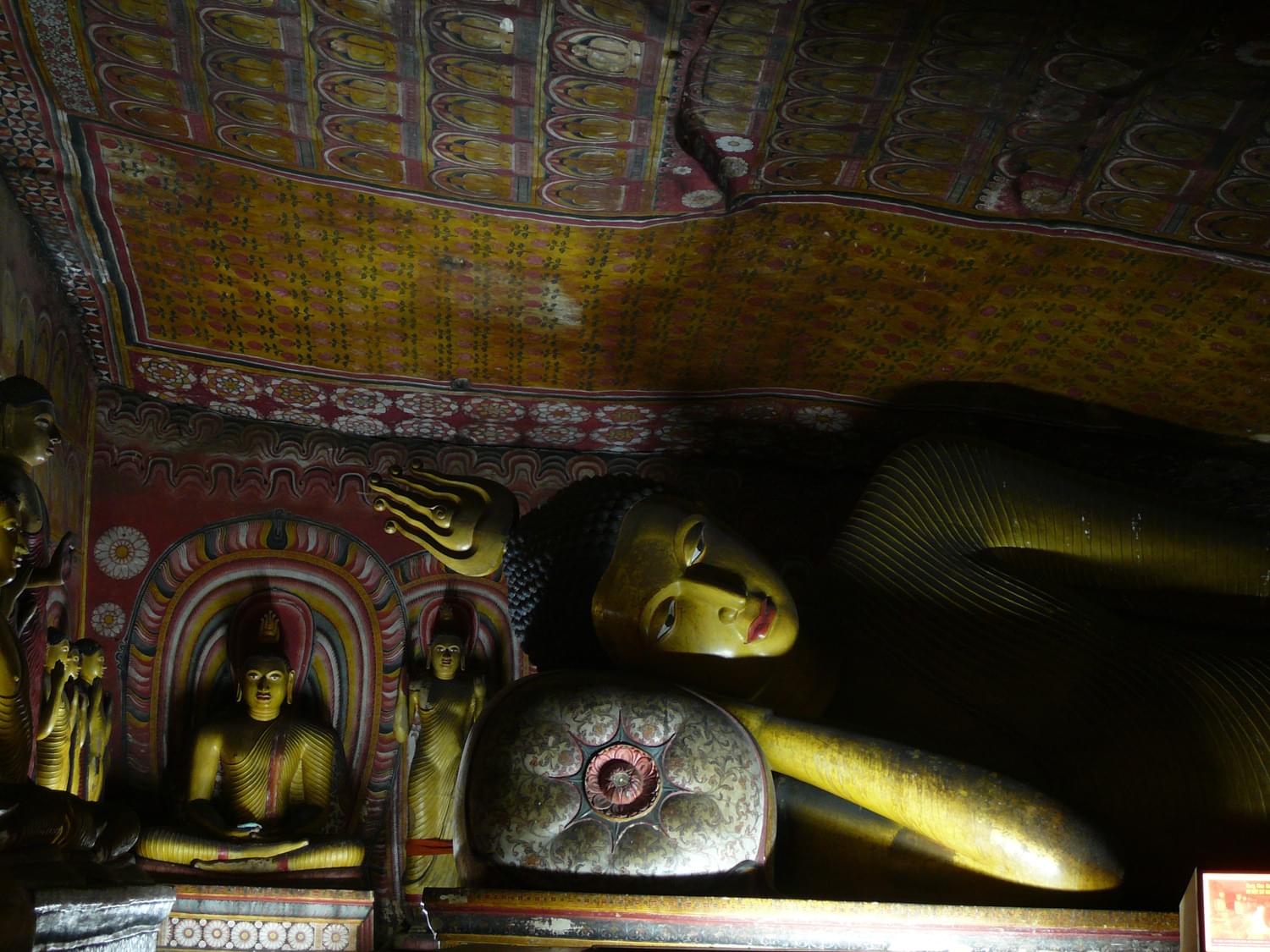 スリランカ観光の名所！美しき仏像と壁画・世界遺産ダンブッラ石窟寺院！
